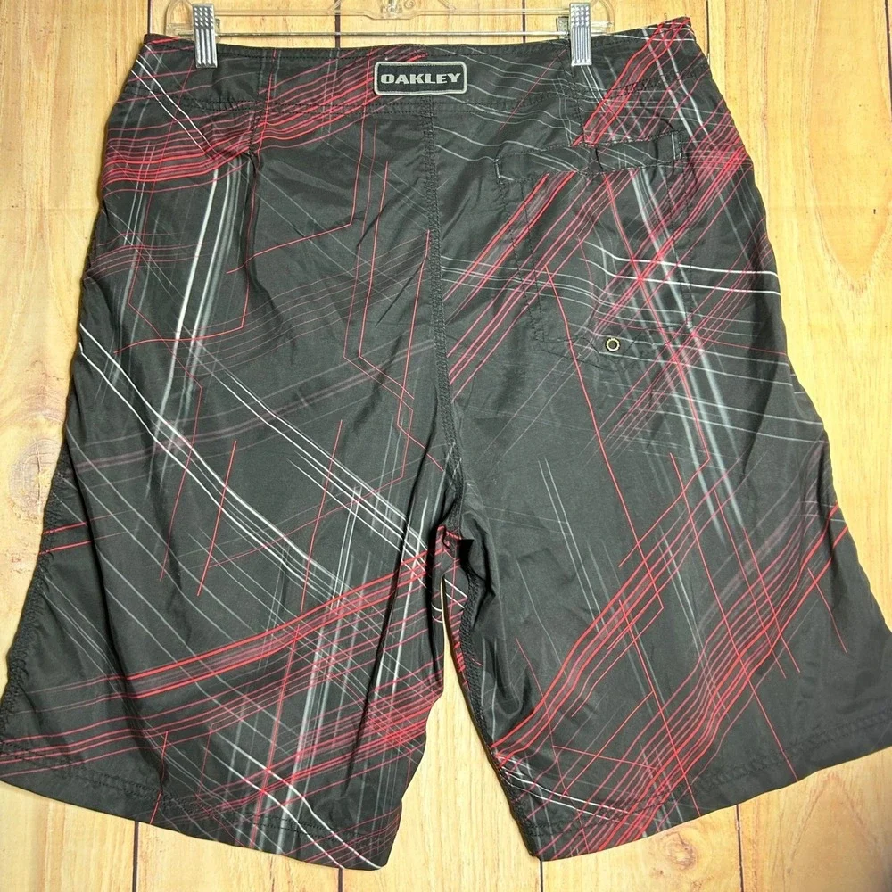 Oakley Board Shorts Mens 38 Black Red Geometric Cyber Surf Skate‎ CC